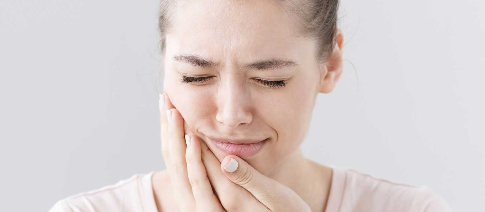 抜歯後の痛みや腫れについて